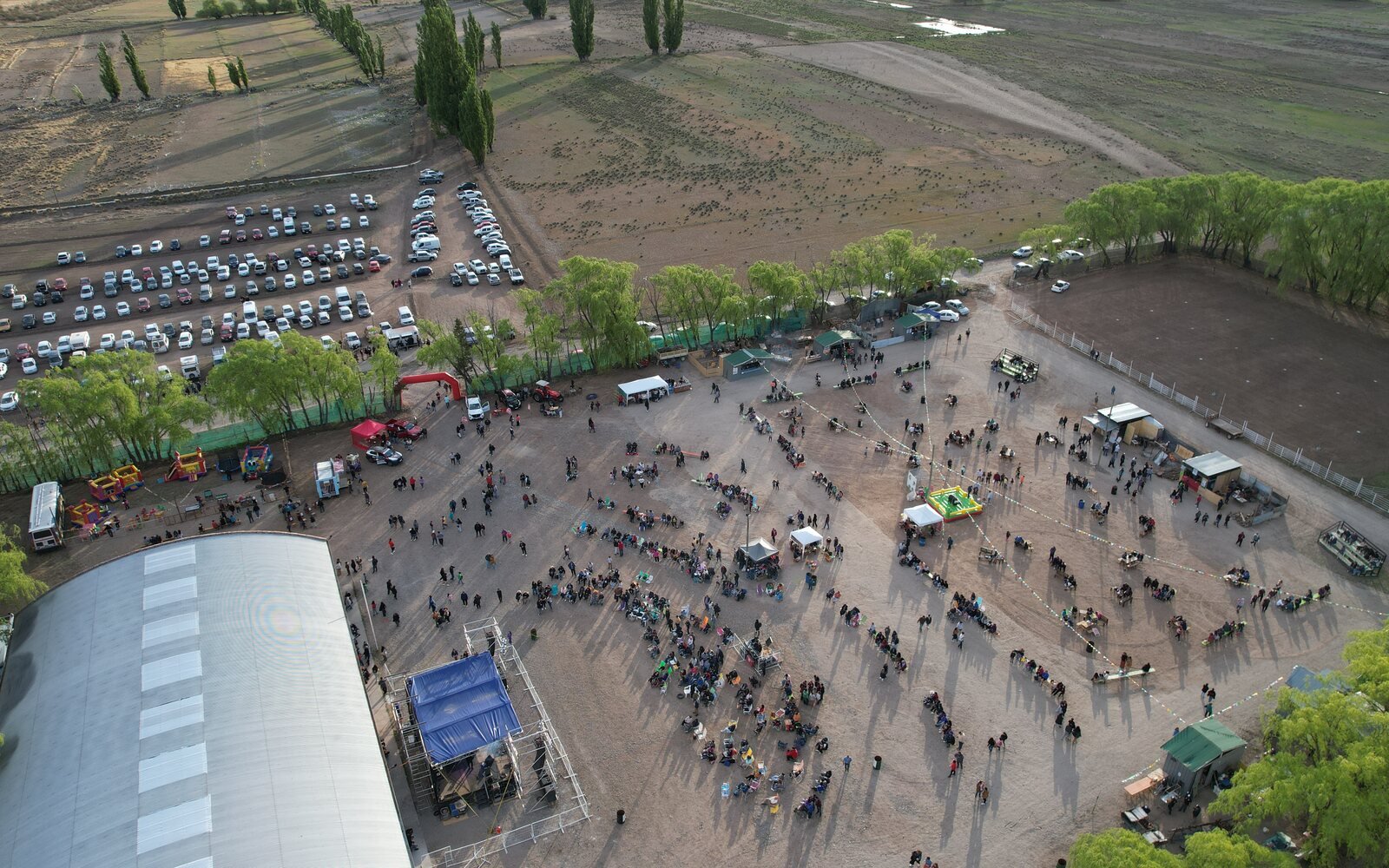 Vista aérea del predio y la comunidad reunida en la Fiesta del Novillito