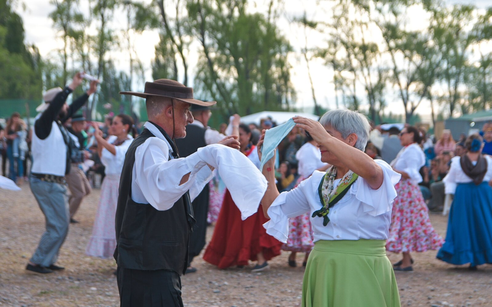 Pareja bailando danzas tradicionales en el predio