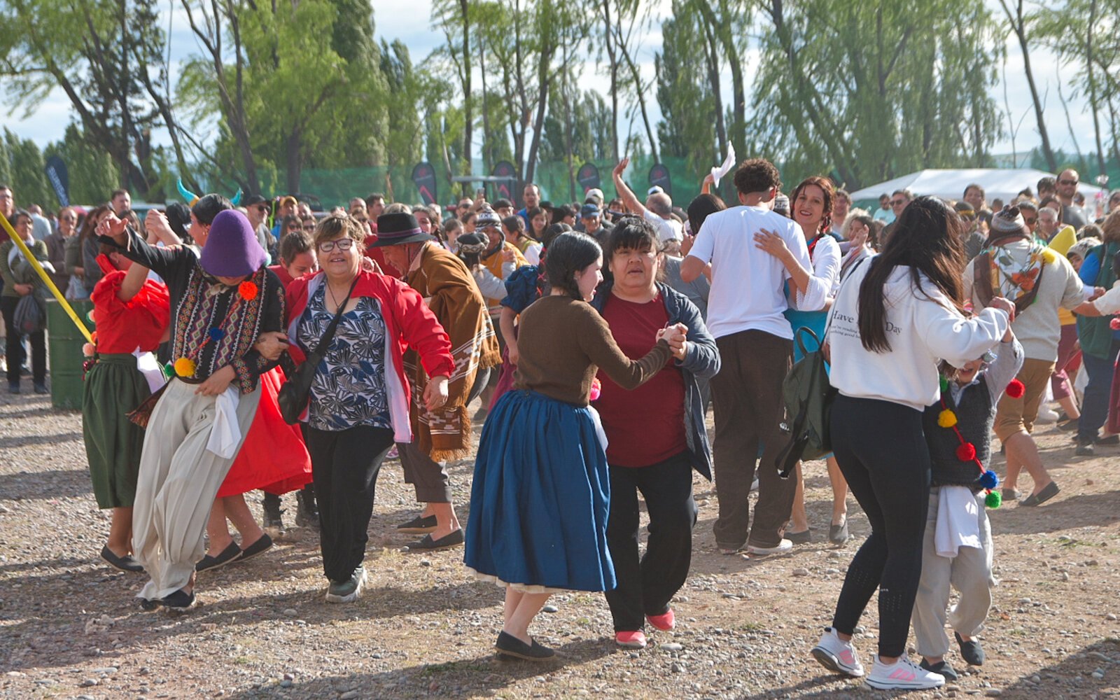 Vecinas y vecinos bailando durante la jornada