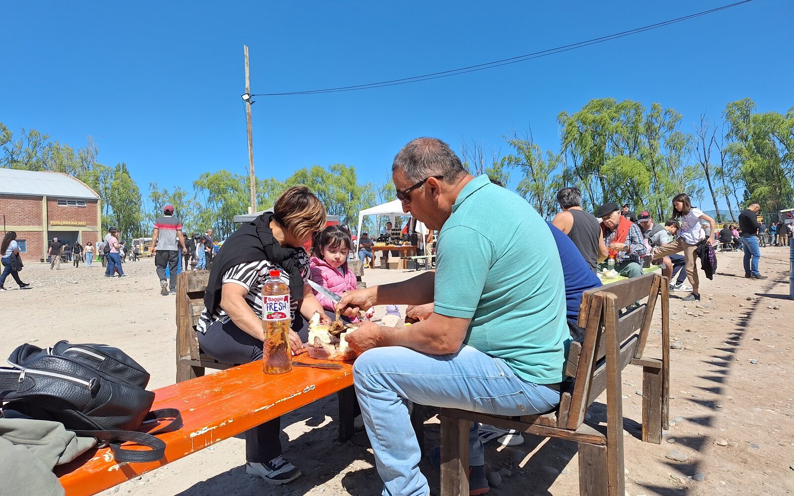Familia compartiendo una comida en el predio